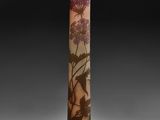 une image représentant un grand vase orné d'un motif floral