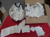 une boîte remplie de linges blancs et une boîte de linges blancs
