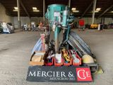 une machine qui se trouve au milieu d'un bâtiment
