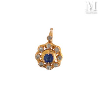 un gros plan d'un pendentif en or orné d'une pierre bleue
