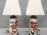 une paire de lampes de table en porcelaine rouge et blanche ornées de fleurs rouges