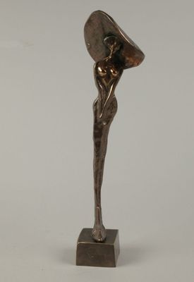 statue en bronze représentant une femme tenant un chapeau, posée sur un socle carré