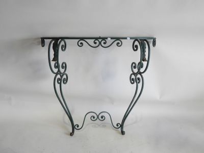 une console en fer forgé noir avec un plateau en verre, sur fond blanc