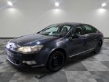 la photo d'une voiture garée dans un garage