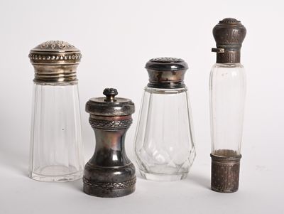 trois salières et poivrières en verre et une salière