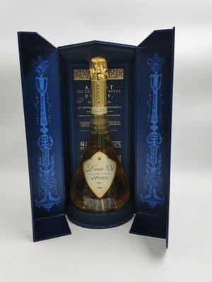 la bouteille est ouverte et prête à être remplie de vin