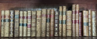 beaucoup de vieux livres sur une étagère dans une bibliothèque