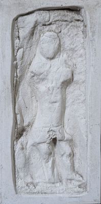 une statue représentant un homme tenant une femme dans ses bras