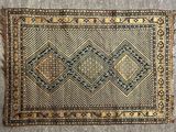 un vieux tapis orné d'un motif en losanges