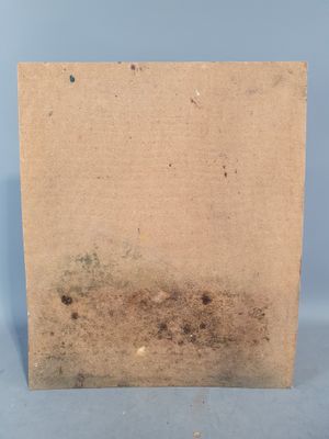un morceau de carton marron parsemé de taches noires
