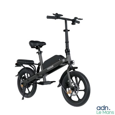 un gros plan d'une trottinette électrique noire sur fond blanc