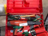 une boîte à outils rouge avec des outils sur le sol