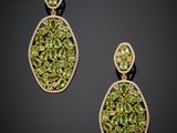 une paire de boucles d'oreilles en péridot et diamants