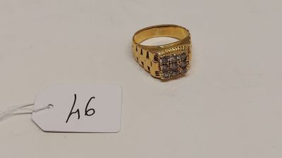 Gros plan sur une bague en or portant une étiquette