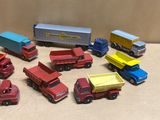 un grand nombre de camions jouets posés sur une table