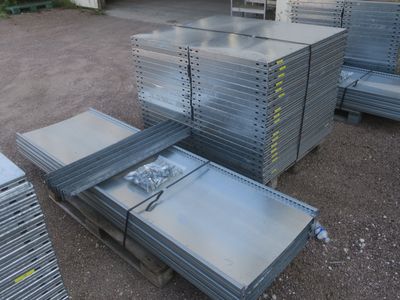 de nombreuses plaques d'acier empilées les unes sur les autres