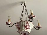 un lustre suspendu au plafond d'une pièce