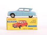 une petite voiture bleue posée sur une boîte
