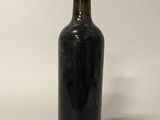 une bouteille de vin posée sur une table
