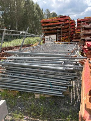 Un lot de barrières de chantier avec plots.