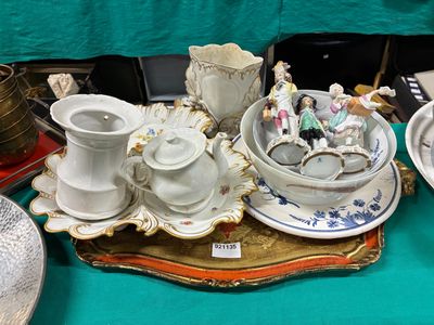 une table sur laquelle se trouvent de nombreux objets différents
