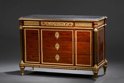 une commode ancienne avec un plateau en marbre et des garnitures dorées