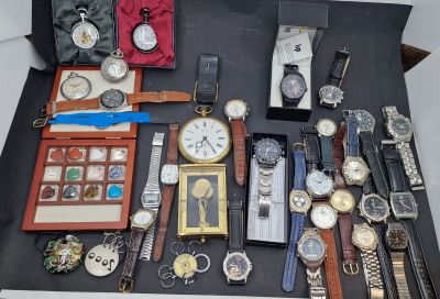 de nombreux modèles de montres différents et des montres posées sur la table
