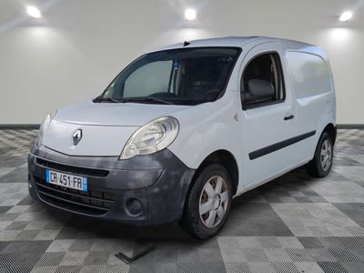 la photo d'une petite camionnette blanche garée dans un garage