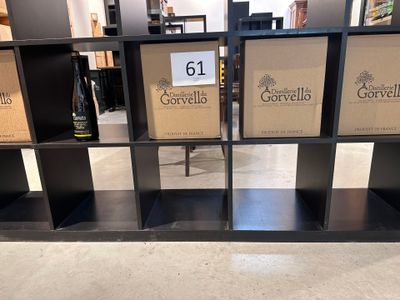 une étagère sur laquelle sont posées plusieurs caisses de vin