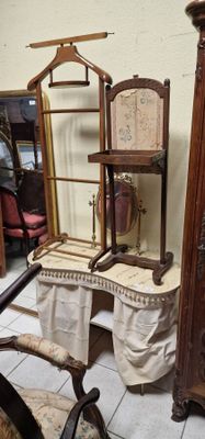 une chaise et un miroir dans une pièce où se trouve une chaise placée devant ce miroir