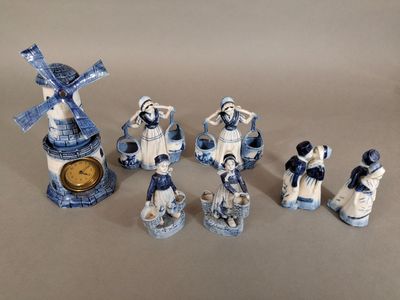 Delft, Pays-Bas, Lot de faience émaillée en camaieu bleu com…