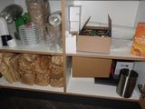 une armoire contenant de nombreux objets
