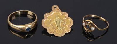 trois bagues en or et une bague sur laquelle est gravée l'image de Jésus