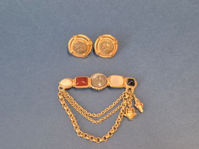 trois bijoux, à savoir un bracelet, une bague et des boucles d'oreilles