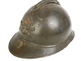 un casque orné d'un crâne sur fond blanc