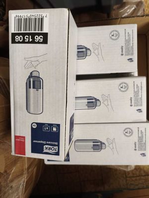 trois cartons d'aspirateurs posés sur un canapé marron