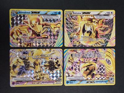 Trois cartes Pokémon sont posées sur une table avec un fond noir.