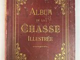 un vieux livre rouge orné de lettres dorées, posé sur une surface blanche