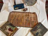 Plusieurs objets religieux sont disposés sur une nappe blanche posée sur une table