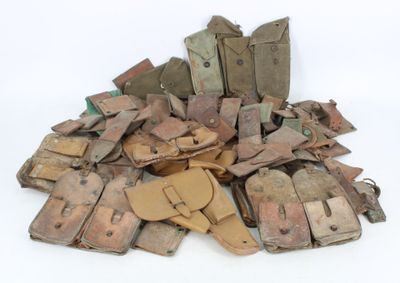 un tas de vieux morceaux de bois posés sur une surface blanche