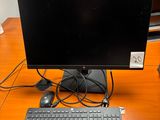 un écran d'ordinateur et un clavier sur un bureau