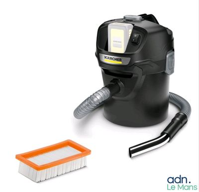 un aspirateur posé à côté d'une brosse de nettoyage