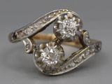 une photo en gros plan d'une bague en diamant posée sur une table