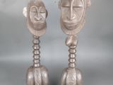 paire de personnages en bois sculpté représentant un homme et une femme