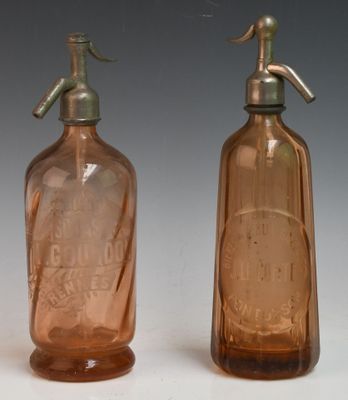 deux bouteilles en verre brun munies d'un bec verseur en métal, placées l'une à côté de l'autre