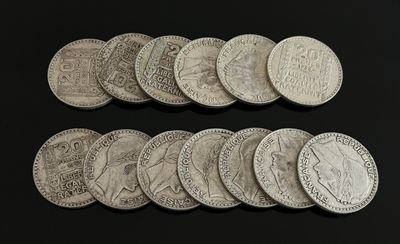 six types différents de pièces d'argent sur une surface noire