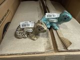 deux figurines représentant un chat et un chien, dans une boîte