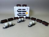 un circuit de train miniature avec une boîte d'œufs posée sur les rails