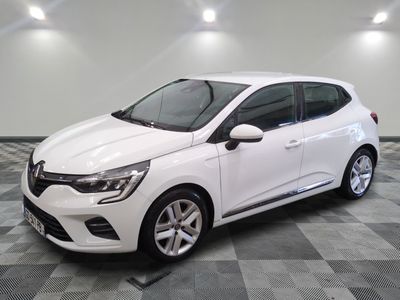 la voiture blanche est garée sur un carrelage à carreaux