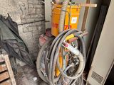 un tas d'outils qui traînent dans une pièce